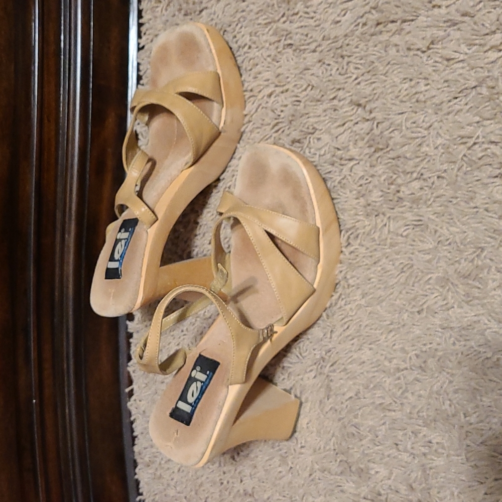 L.e.i. platform sandals